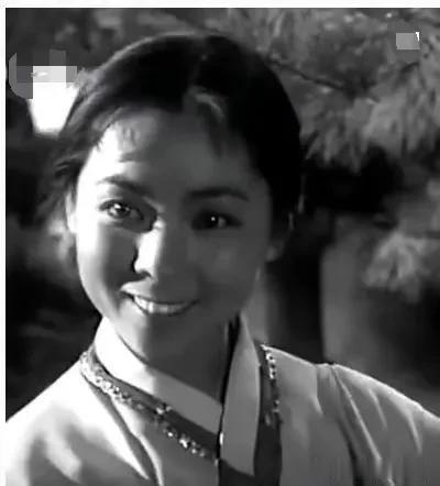23岁时，她因在著名电影《英雄女儿》中扮演王成的妹妹“王芳”而闻名全国。

一部