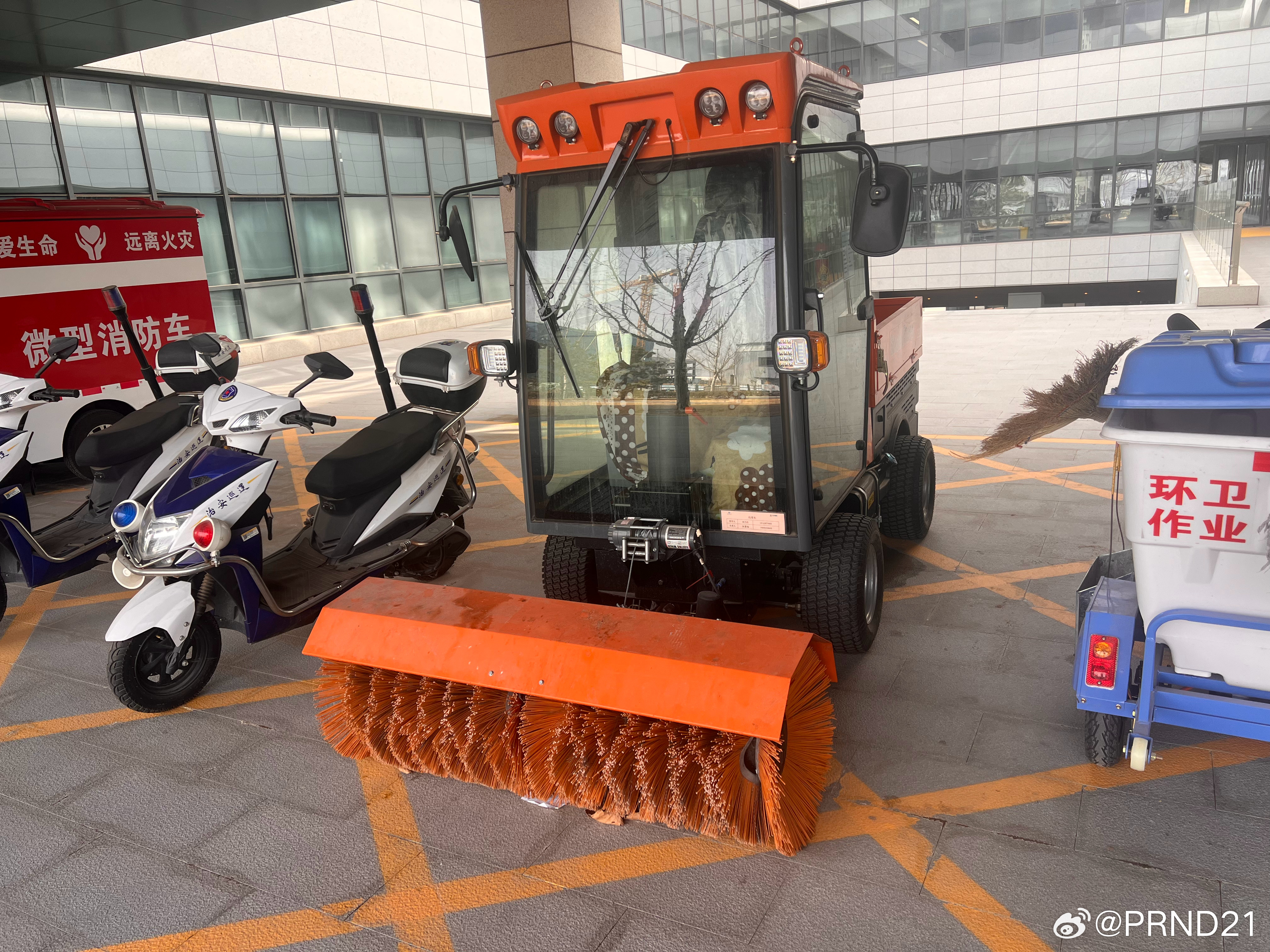 这个小扫雪车好可爱啊！小轮子看着老动感了，还是四驱的！看了下里面没油门，应该是靠