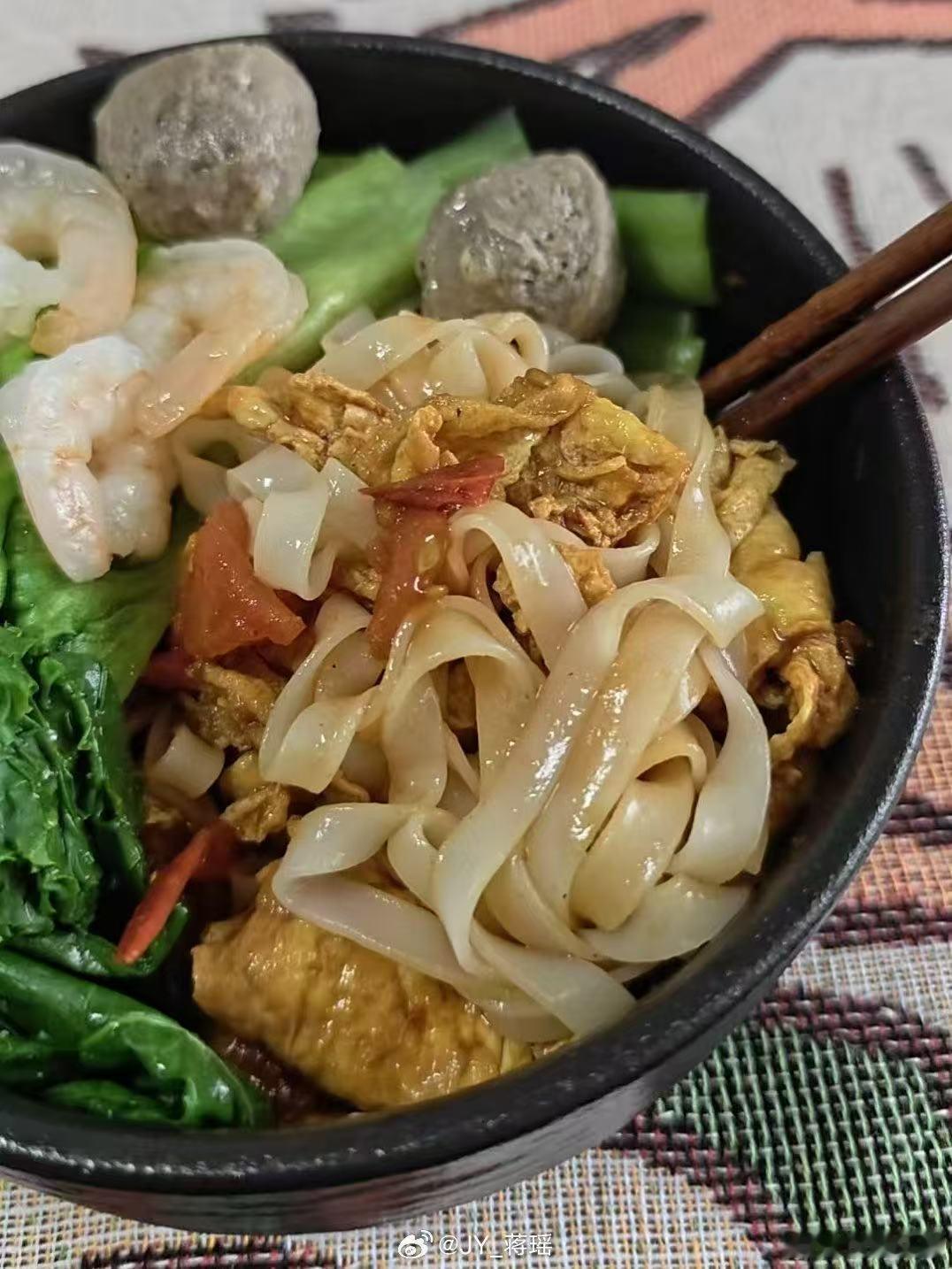 突然发现大家的吃商到了极致 看大家吃饭前拍照、吃饭时点评、吃完还写测评，这吃商已