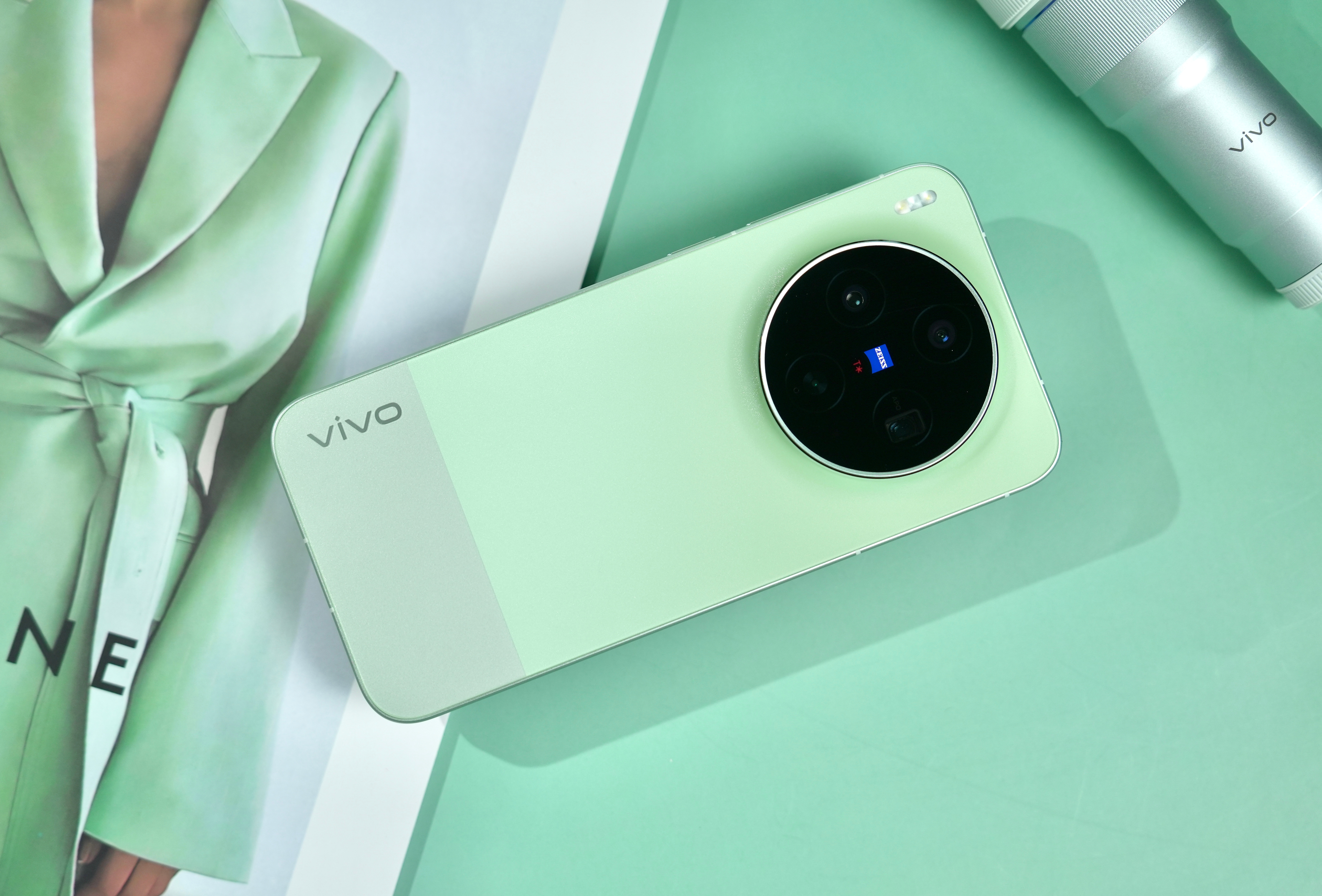 vivo X300s超能小V单胶片绿——开箱胶片绿有一种春天万物复苏生机勃勃的生