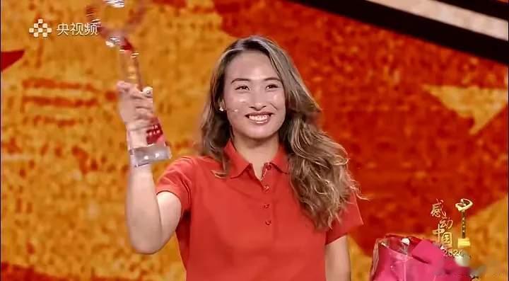 郑钦文获颁感动中国年度人物22岁的郑钦文拿下感动中国年度人物，台上的她笑开了花，