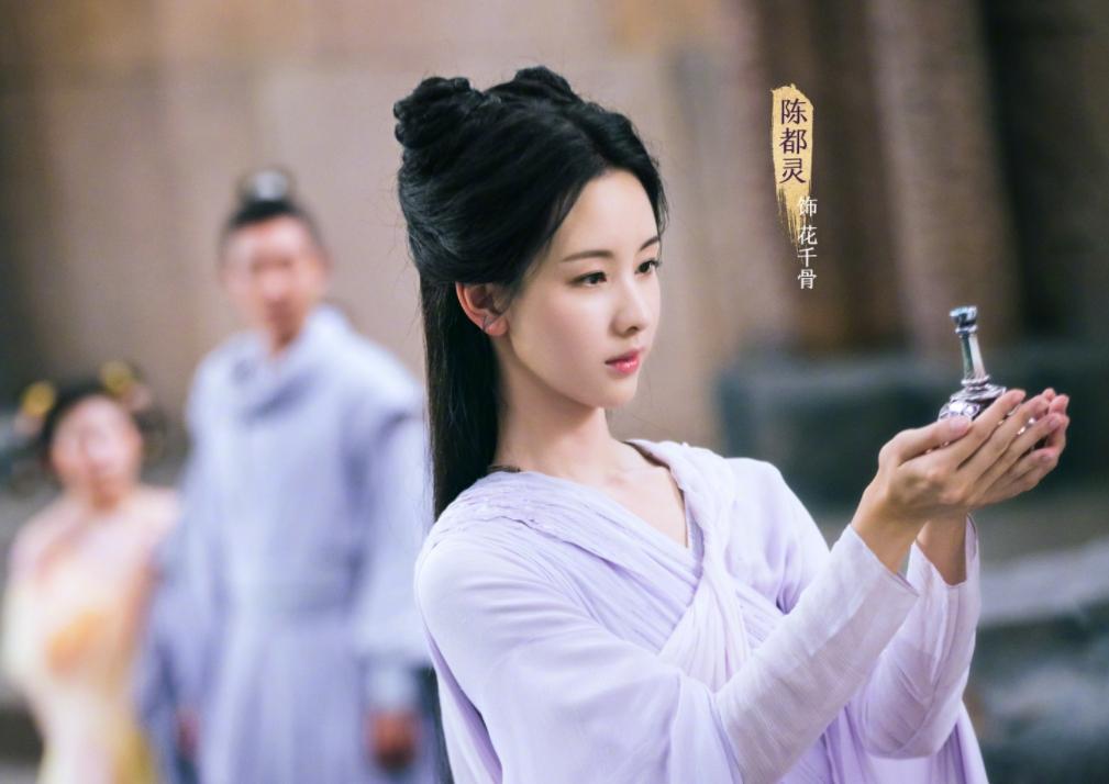 电影版《花千骨》定档了，陈都灵版的小骨这次要正式接受观众的检验了。
其实，有了一