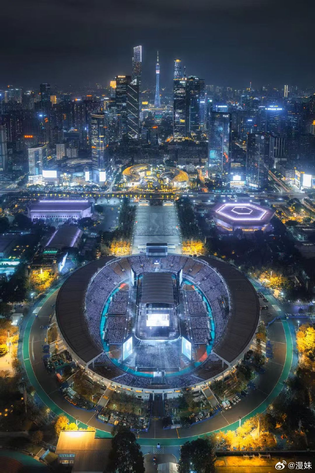 薛之谦薛之谦四面台舞美薛之谦一分钟800个灯光组合 一分钟800个灯光组合是什么