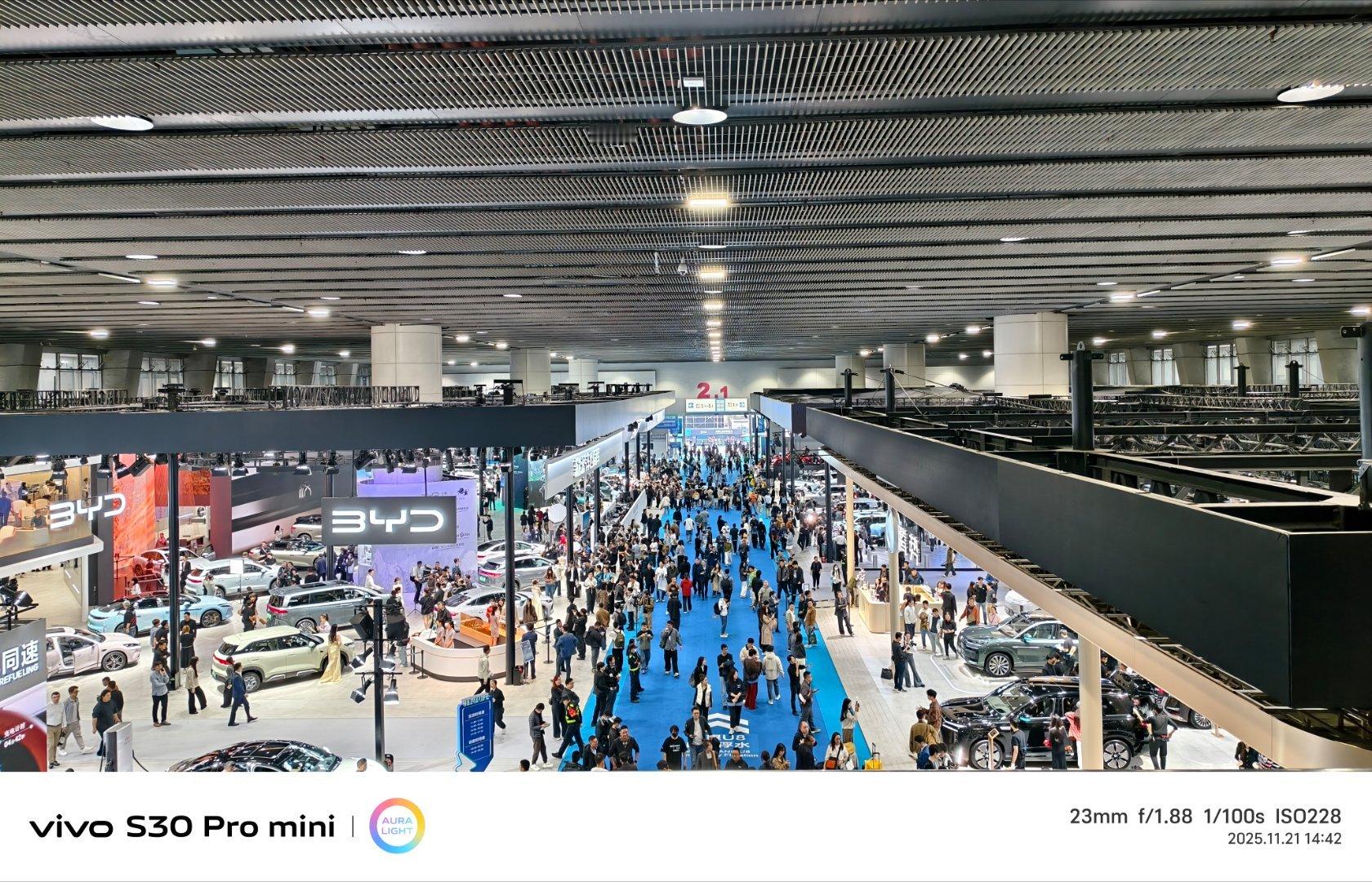 迪子还是依然的猛啊，一整个展厅全是迪子的场地，所有的品牌也全部亮相！还有应急浮水