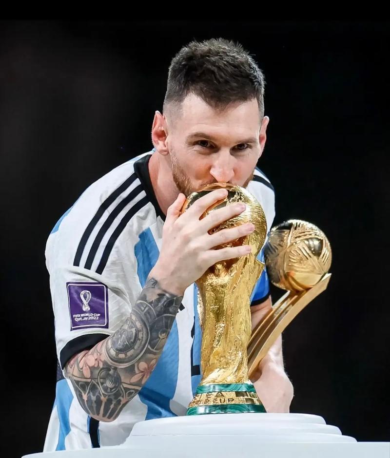 43岁的梅西还能踢2030世界杯？前英格兰前锋的疯狂预言，球迷吵翻了
“43岁的
