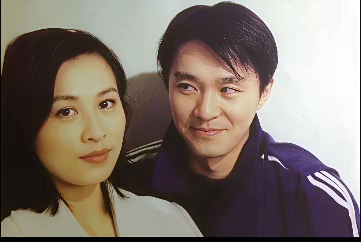 周星驰同框的女孩谁知道？