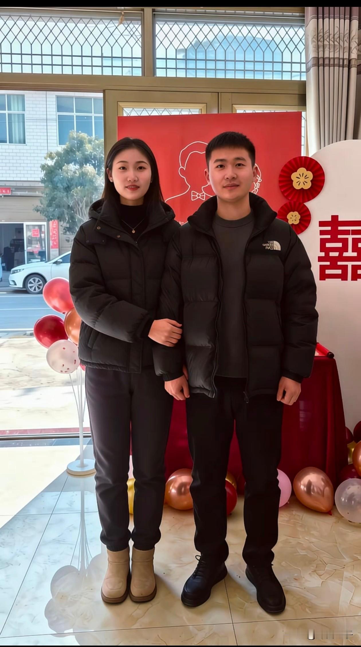羽绒服里的婚礼，藏着研究生情侣最真的浪漫
 
红底的“囍”字贴在墙上，气球簇在脚