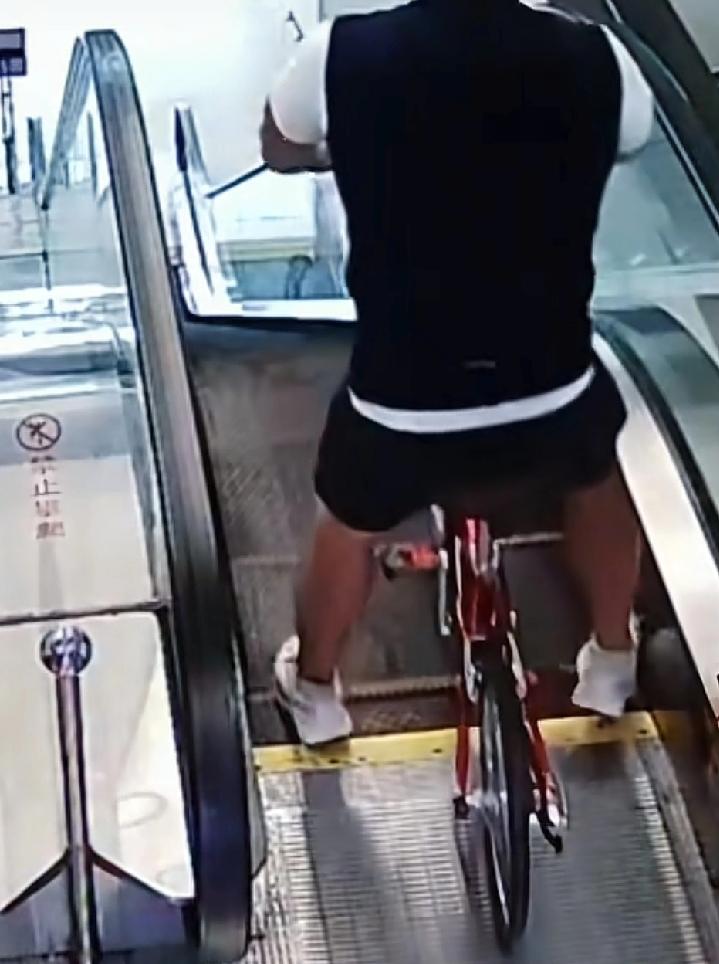 很多人都不理解这位上海男子的行为
上海一位男子在商场内骑着一辆自行车准备滑行下去