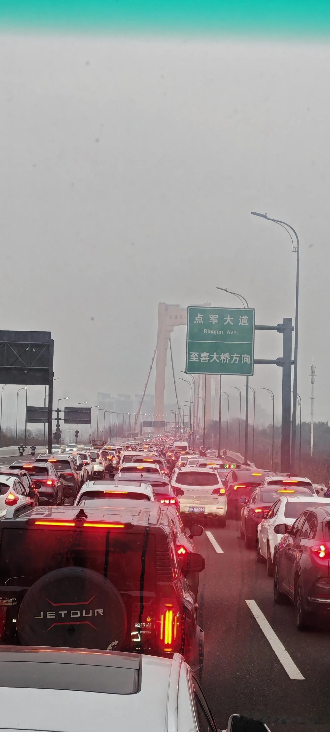 宜昌至喜大桥的堵车状况长期难以缓解，看来距离实施单双号过桥的日子不远了！

1月