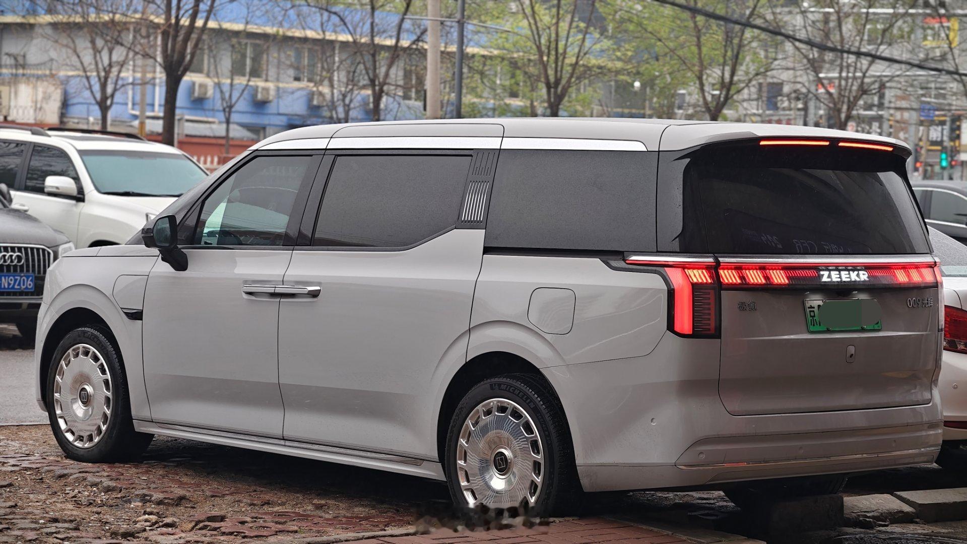 哇！水泥灰的极氪009光辉，威风。 