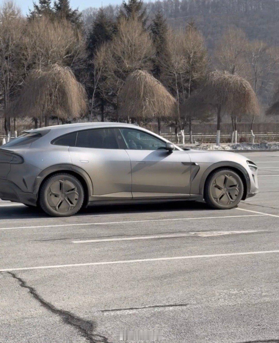 网友偶遇小米YU9和小米YU7测试车，这YU7都跑的都脏成战地效果了