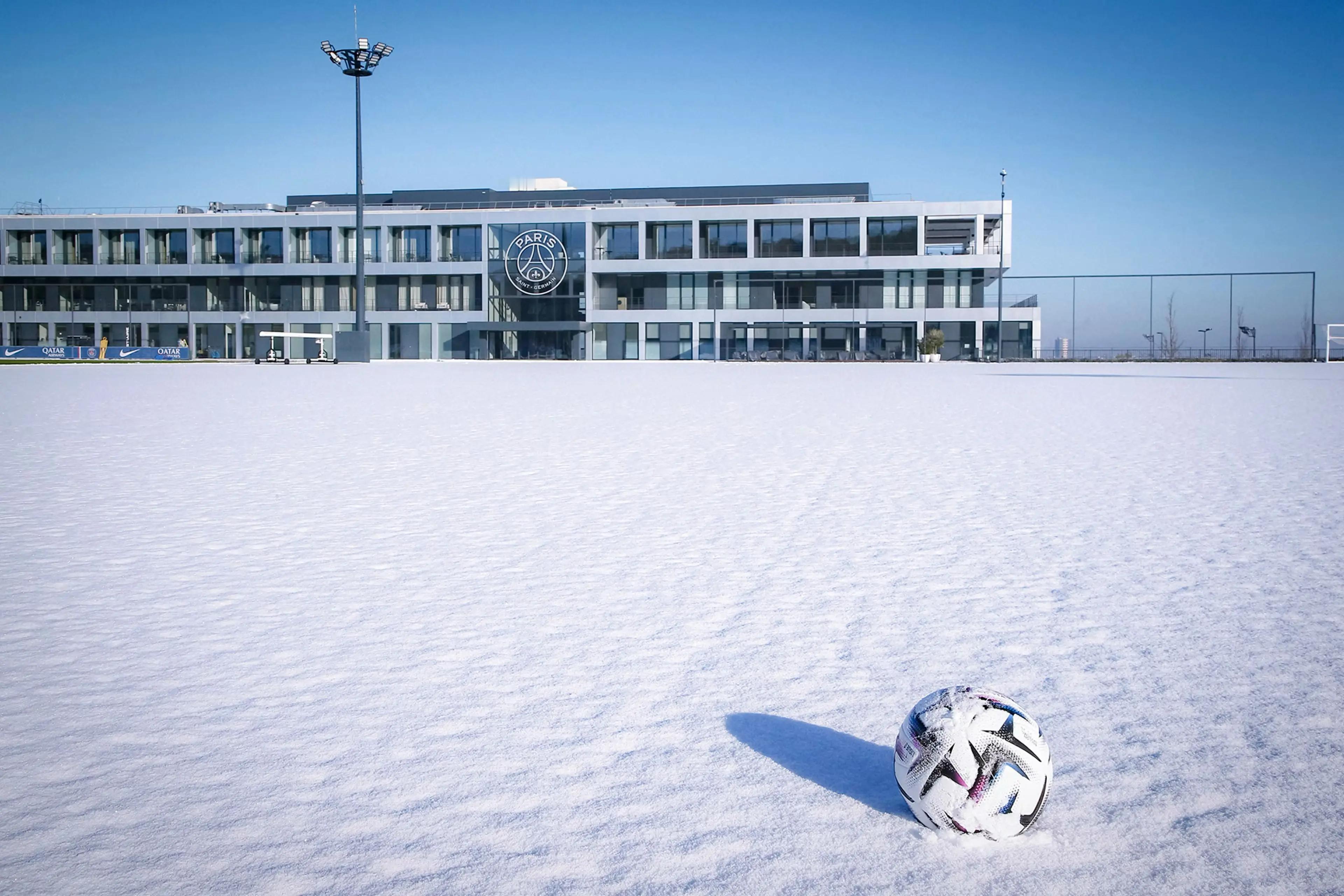 巴黎圣日耳曼  基地下雪了🌨很漂亮巴黎圣日耳曼