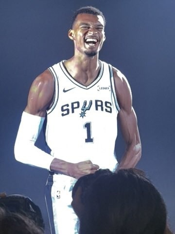 马刺记者：“文班目前的上肢！！！”nba媒体日马刺 ​​​
