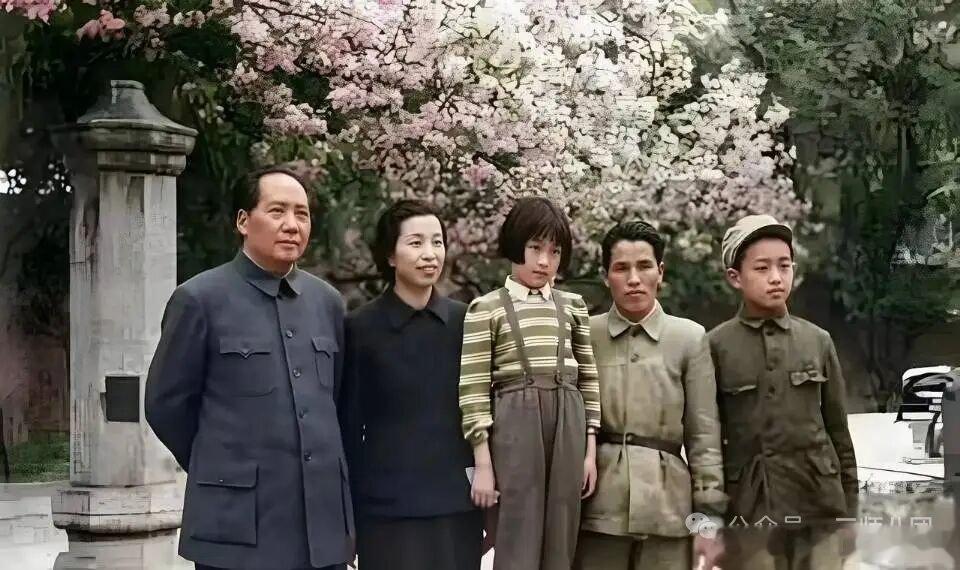 【枫庭聚·香山合家留影】枫庭聚·香山合家留影枫染香山初夏，尘烟暂歇京华。一身戎策