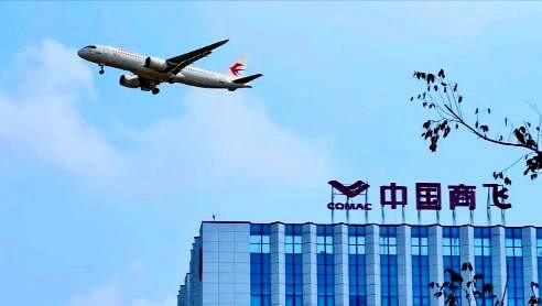 看着C919在蓝天里越飞越稳，我心里酸溜溜又热乎乎的。
想起以前咱为了求个适航证