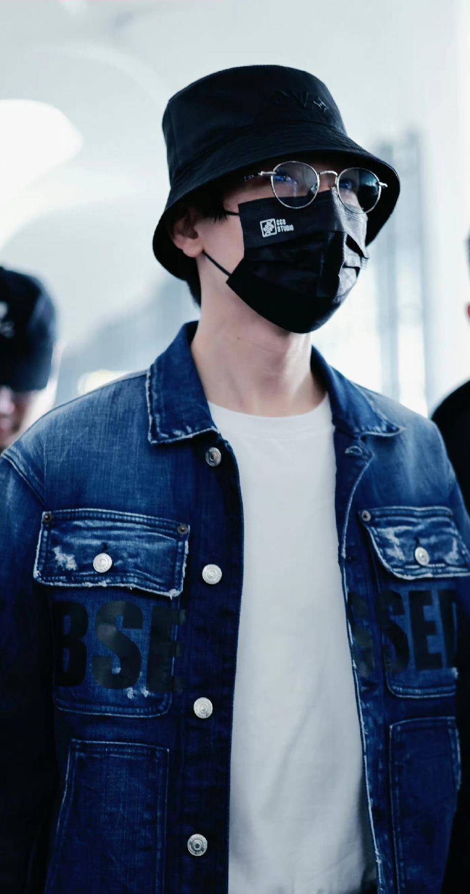 陈楚生刚刚在浙江广电吃完烧饼又出发广东卫视春晚，好有礼貌的样子哦。
一天一天在数