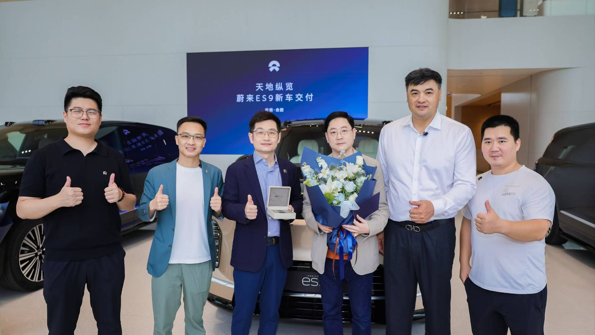 战神刘玉栋的ES9提车啦！你真的很难想象一个篮球职业运动员，在第二排翘脚的视觉冲
