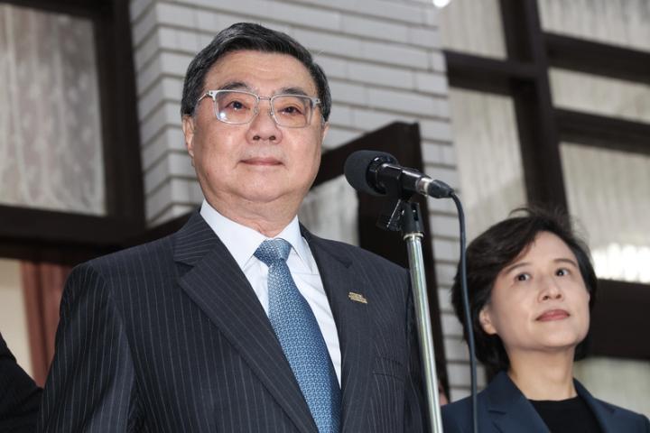 卓荣泰翻车了！大内宣过头踩日本红线「急改口自费」　徐巧芯：弄巧成「卓」

梅花新