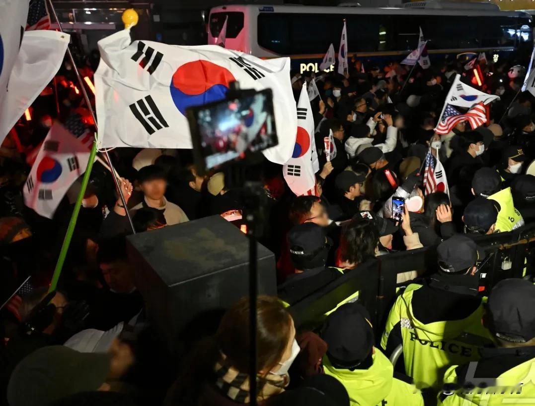 18日晚八点，因在首尔西部地方法院门前攻击公调处车辆，扎破公调处车辆轮胎，殴打公