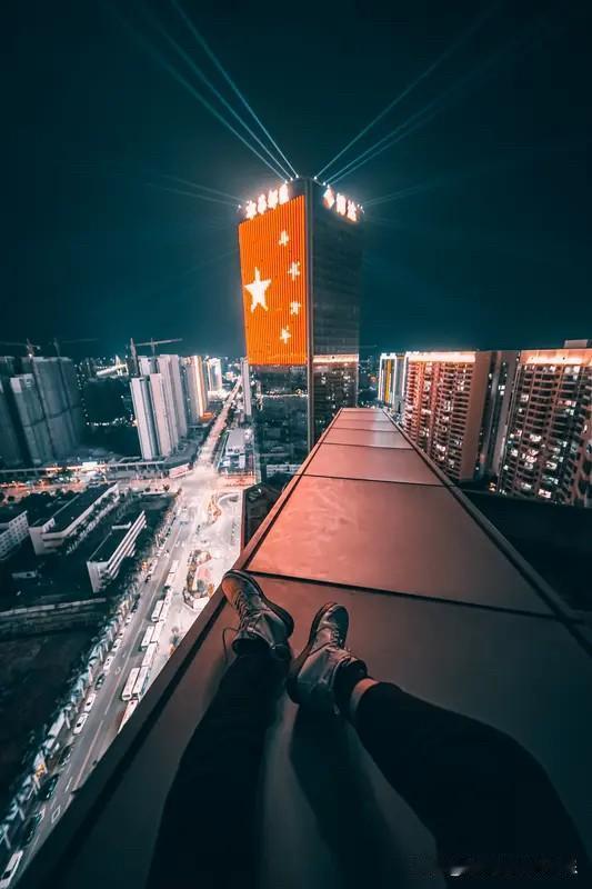 过去那种疯狂加杠杆的时代，是无物不加杠杆。
你如果不加杠杆，那么你就会被别人超越