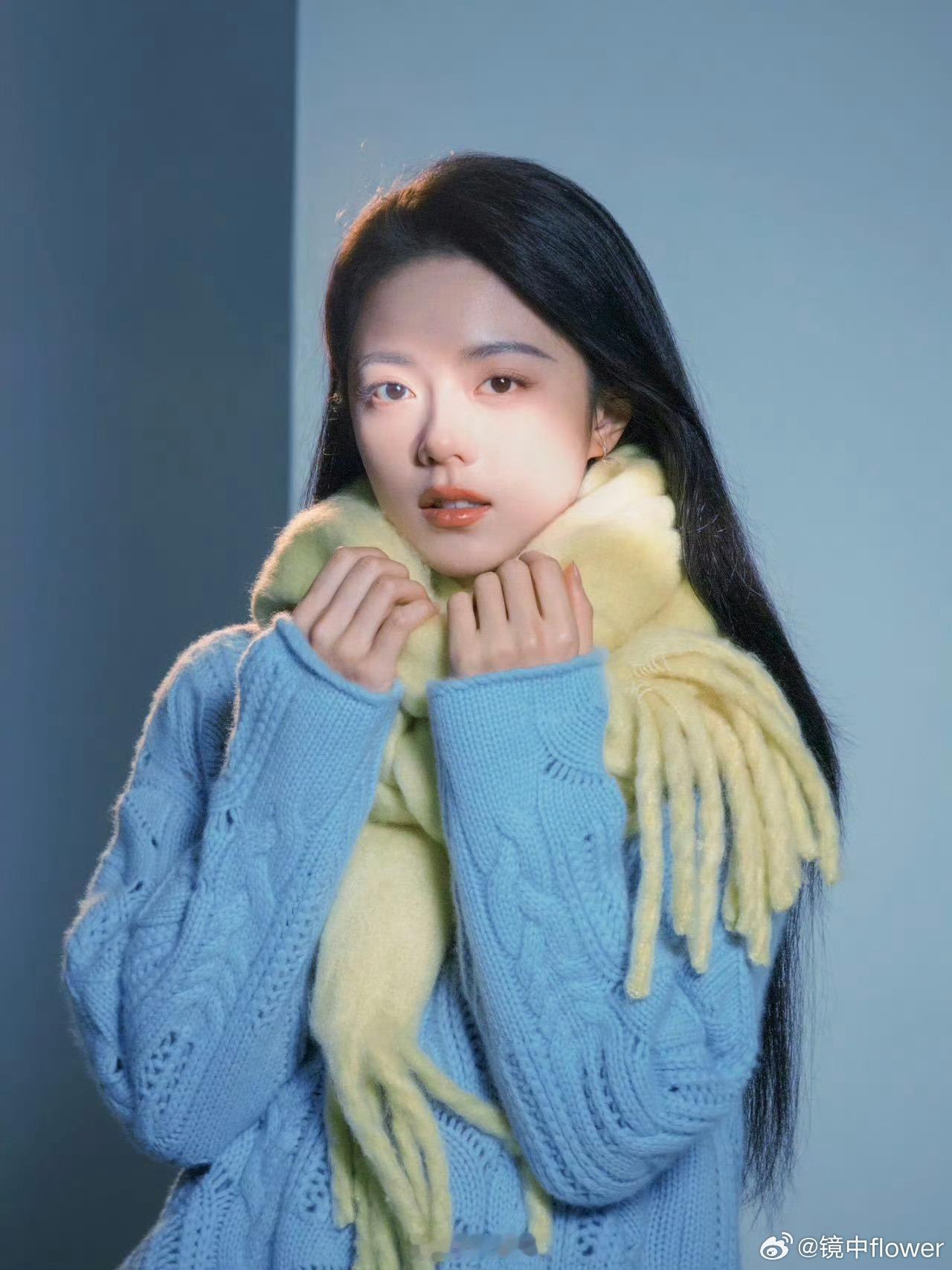 赵今麦冬日小太阳具象化  赵今麦开机照曝光，蓝色麻花毛衣超抢眼，黄色围巾添暖意，