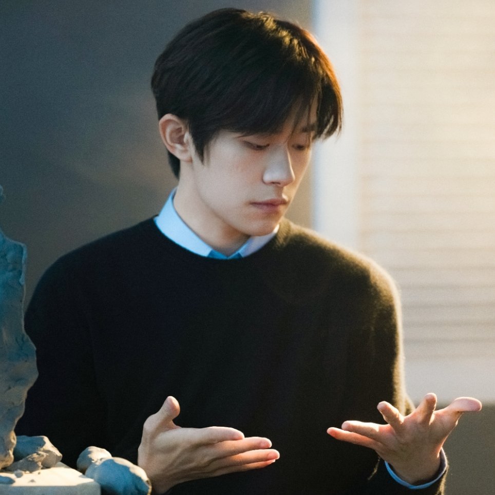 玺咪低头视角→小猫爪子易烊千玺捏泥塑