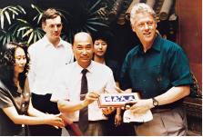 1998年，克林顿访问中国，误入了西安一家小卖铺。他看见老板还在用算盘，脸上露出