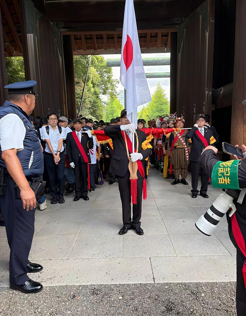 地点：日本东京靖国神社。主角：来自台湾岛的媚日分子。这些人对于日本的殖民统治感恩