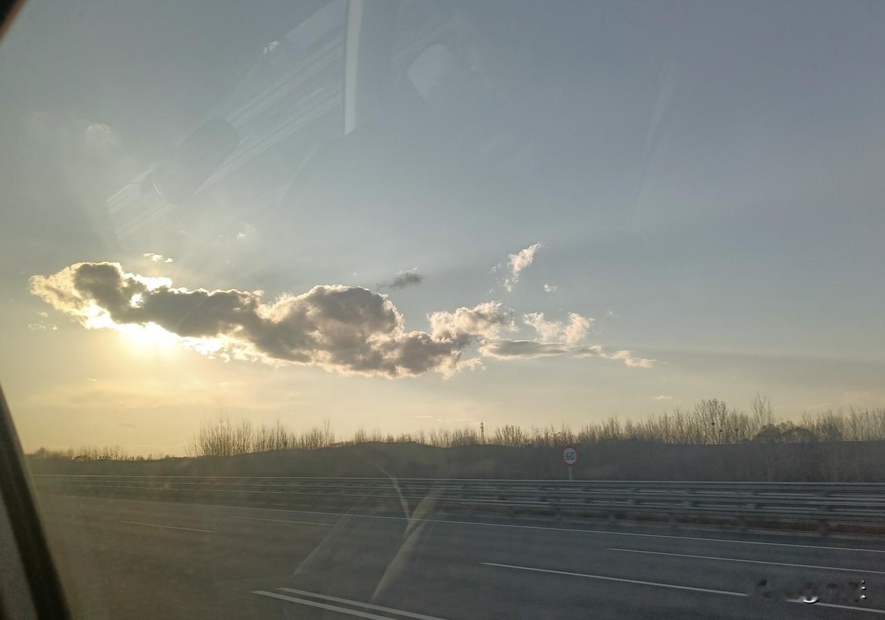 今日份绝美天空～～
今天拍到的云，真是太神奇了，今天在火车上往车窗上外看，看到了