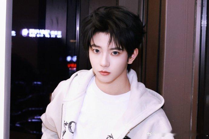 穆祉丞 他还是小孩穆祉丞真的越看越可爱，他还是小孩，自带让人心软的魔法。 