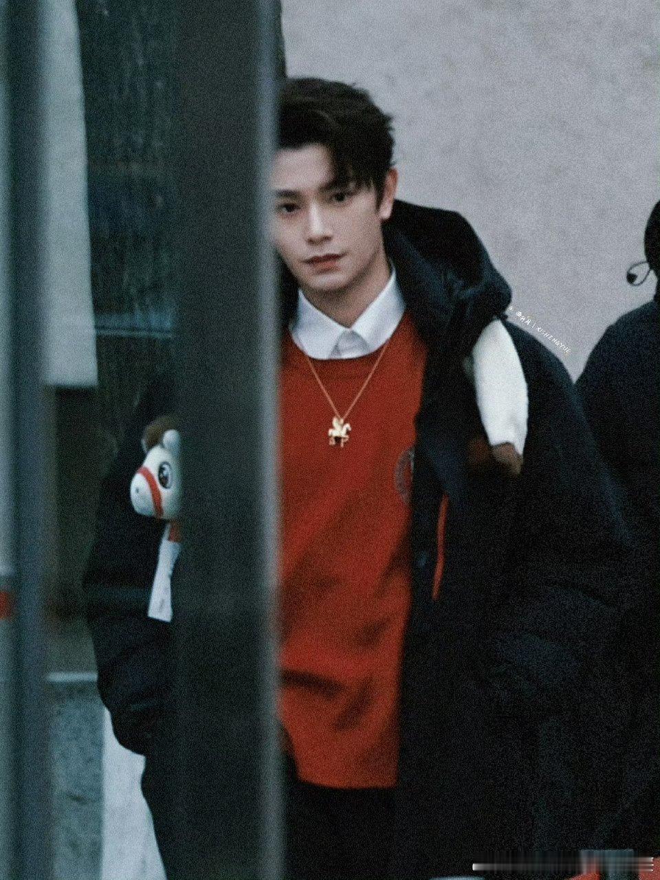 丁禹兮央视春晚首次联排路透，身穿红色刺绣针织毛衣，佩戴小马项链，红红火火排春晚啦