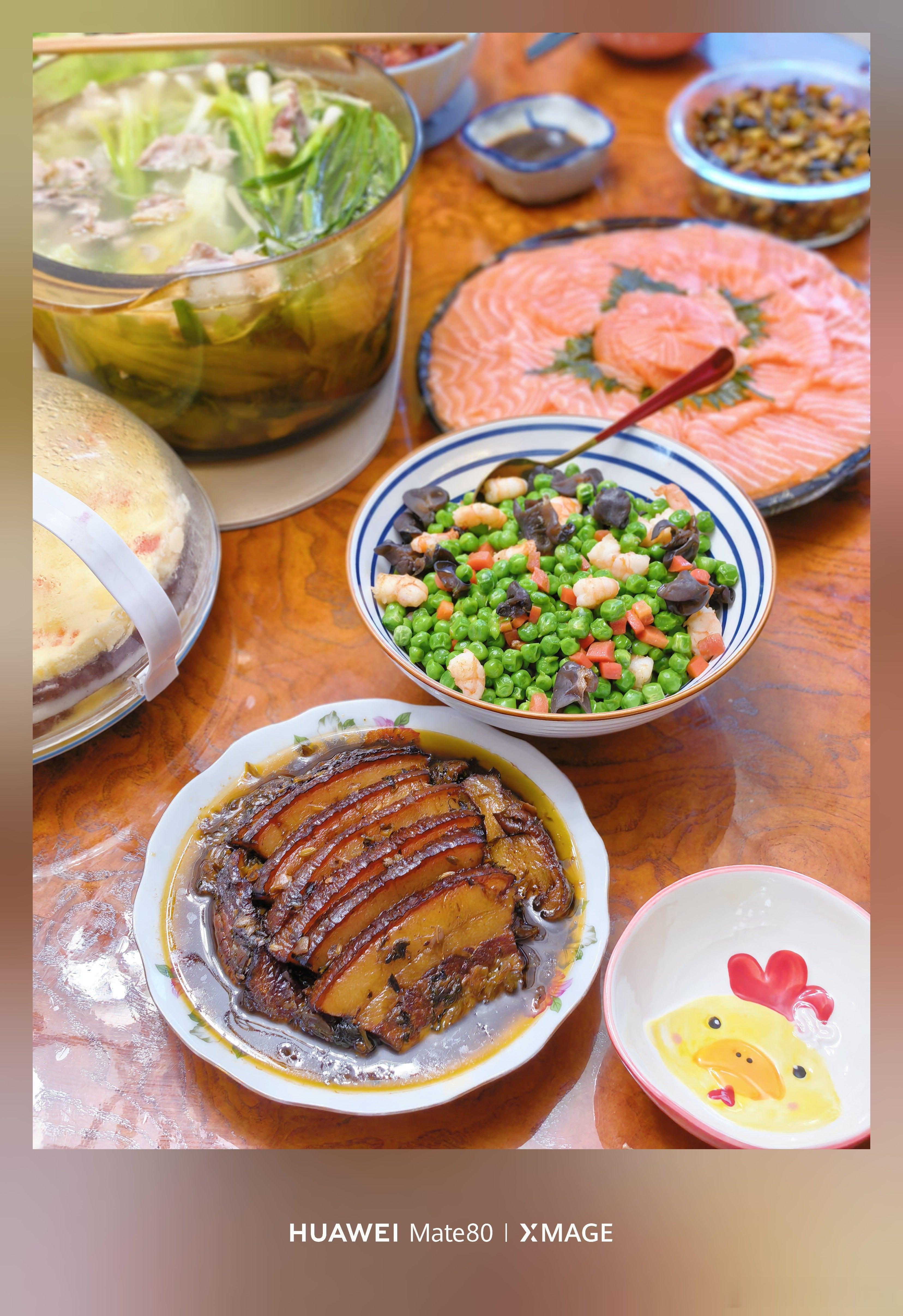 大家都吃上年夜饭没，给你们看看我今晚吃的，过于丰富了，来晒晒你们的年夜饭吧