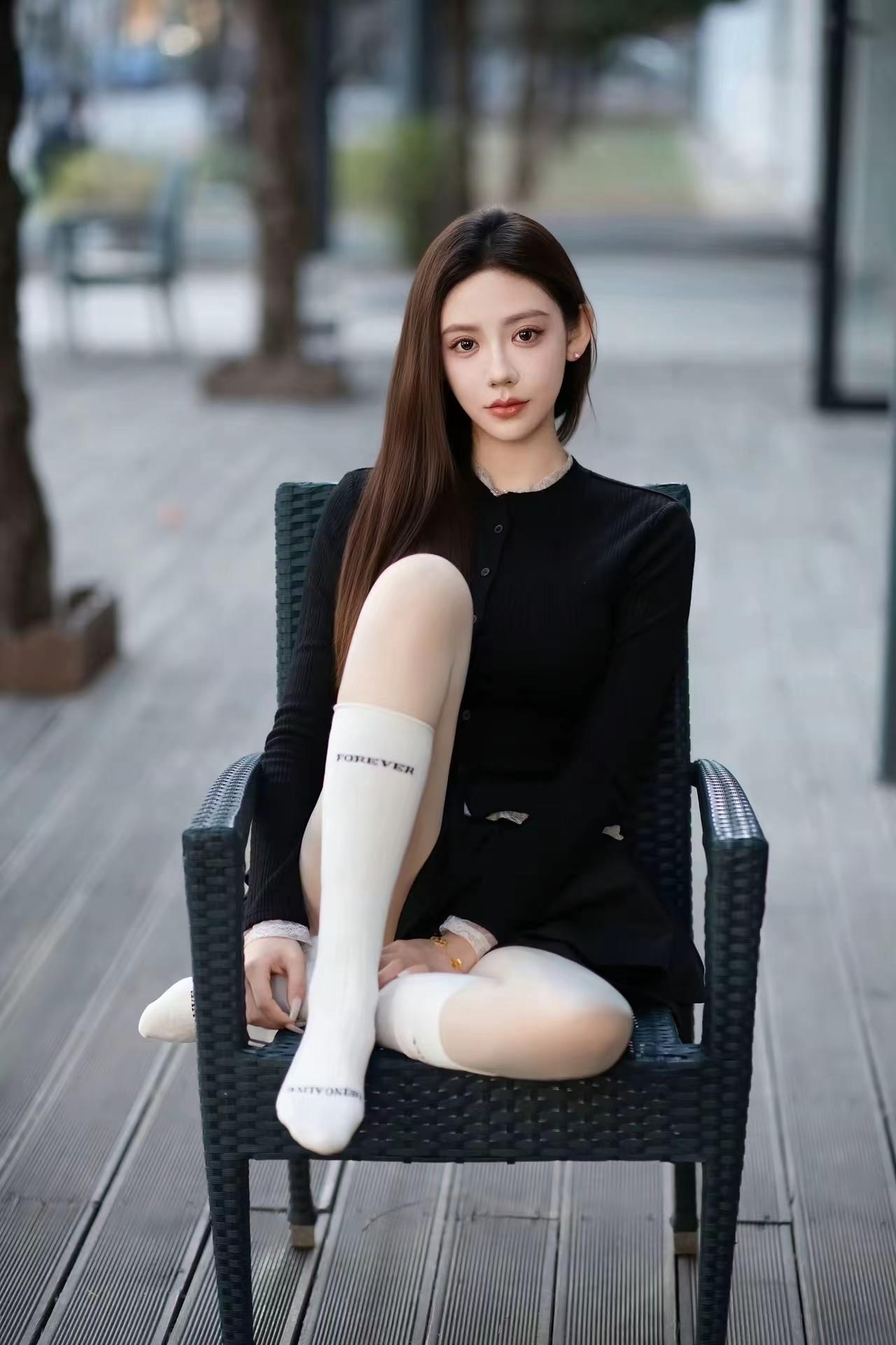 犹豫了一下，一头长发还是迷人的……