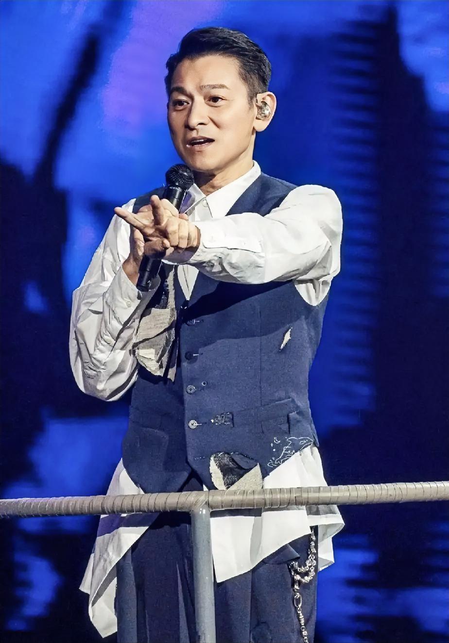 很多人泣不成声了！
大几千一场的演唱会，刘德华居然白送！
9月25日，全球歌迷通
