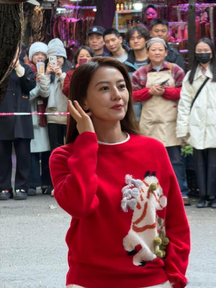 广西菜市场偶遇高圆圆 广西菜市场偶遇高圆圆，真的好美啊！菜市场偶遇高圆圆