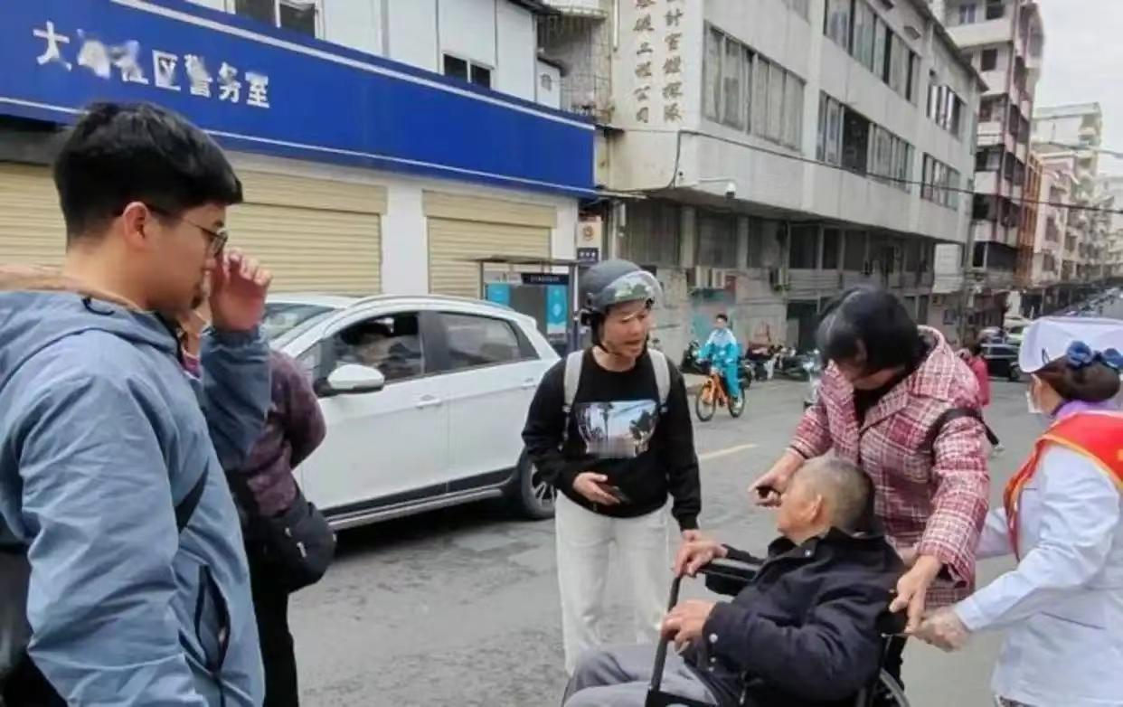 在香港，老人摔倒，路人都是毫不犹豫上前搀扶。
不是道德更高尚，而这里让善良没有后