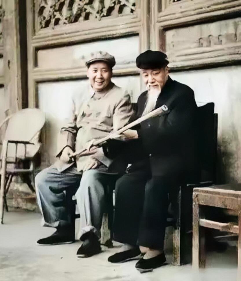一根普普通通的竹杖藏着微言大义毛主席晚年常持竹杖视察山河，这根普通竹杖承载着领袖