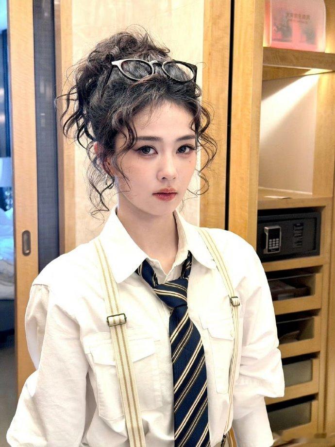 白鹿奔跑吧港风小卷毛白鹿港风小卷毛造型这期奔跑吧一眼心动，全被白鹿的港风小卷毛造