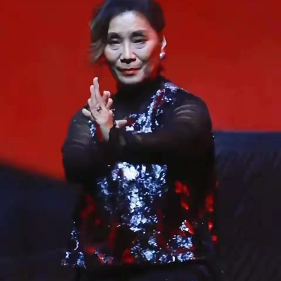 你能想象吗？出身豪门的杨盼盼，感情生活竟比电视剧还抓马！她本是荧幕上英姿飒爽的“