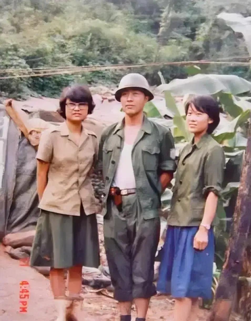 这是1987年，老山icon前线的秦天团长，一张罕见的留影，照片中的他头戴钢盔，