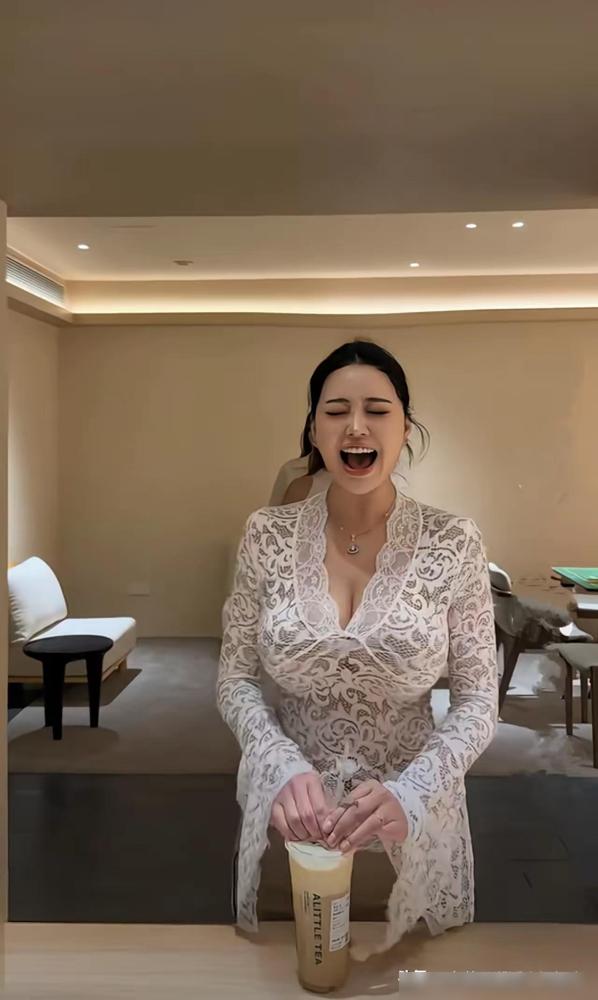 我同事找了个比他大6岁的女朋友，长的挺丰满漂亮，在医院下面的社区门诊上班。

说