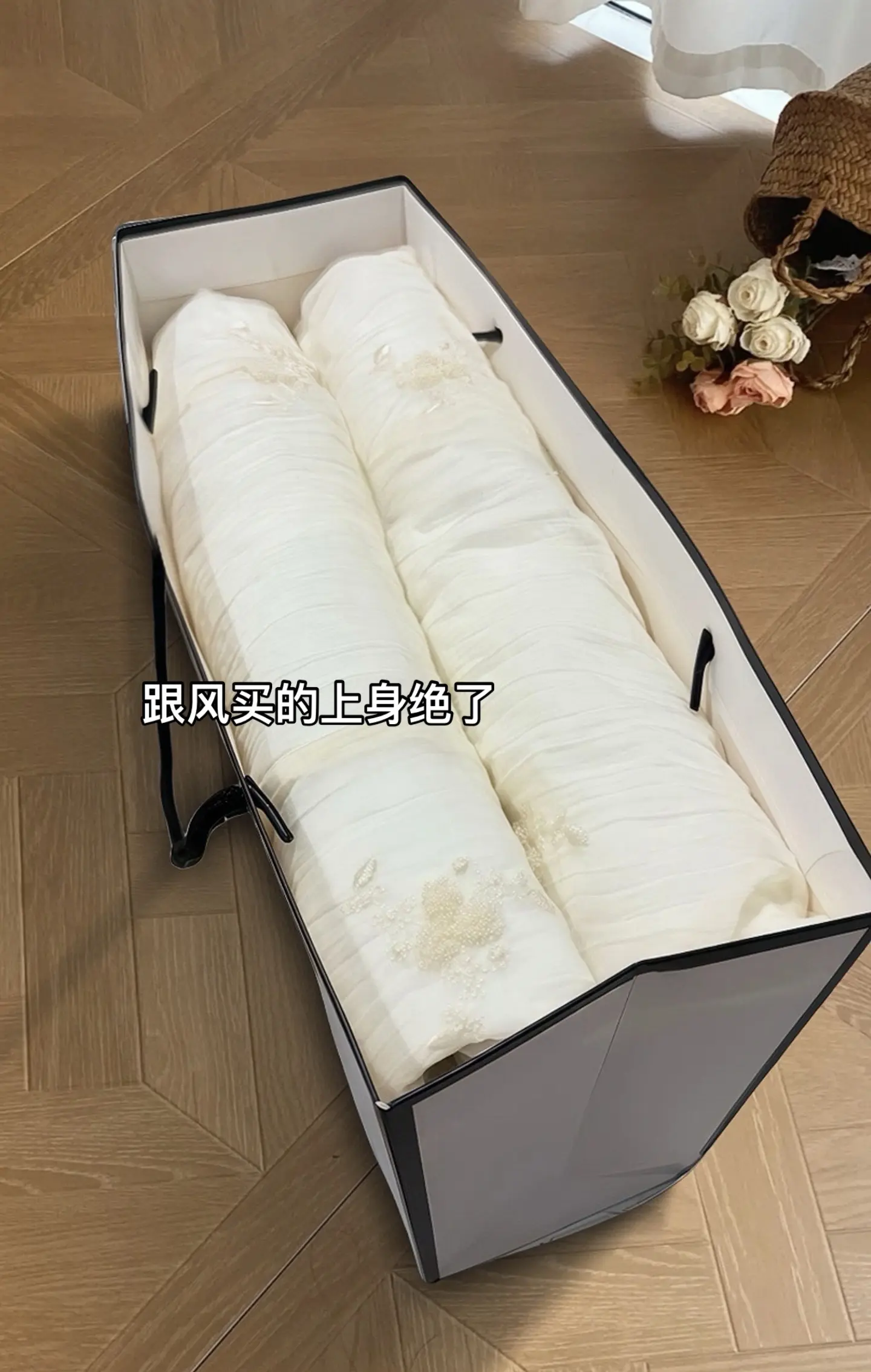 哪个女孩子能拒绝这种穿搭。这款法式甜美初恋方领连衣裙真的是夏天的必备单...
