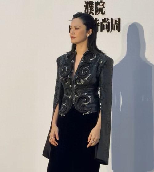 姚晨官宣与曹郁离婚后，3月21日现身嘉兴时装周，这是她风波后首次公开露面。她以灰