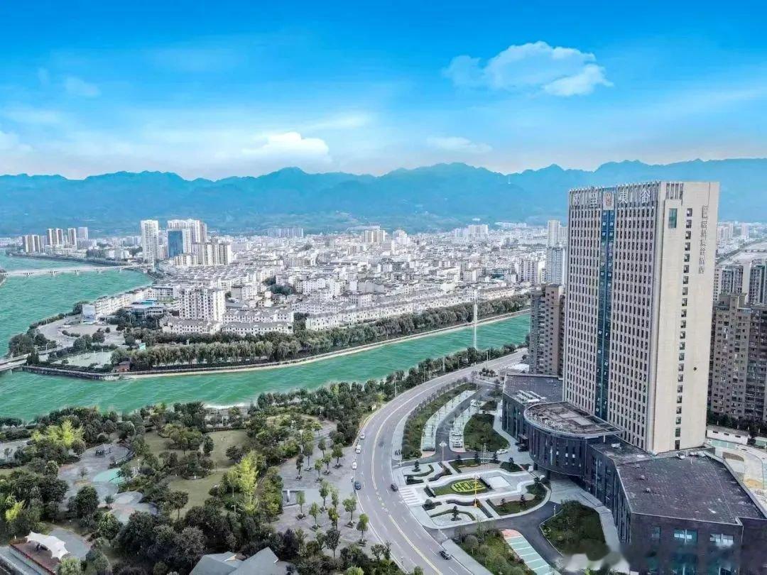 房县 6月1日,城关镇卫生院北城工业园标准化卫生室正式开诊。十堰爆料