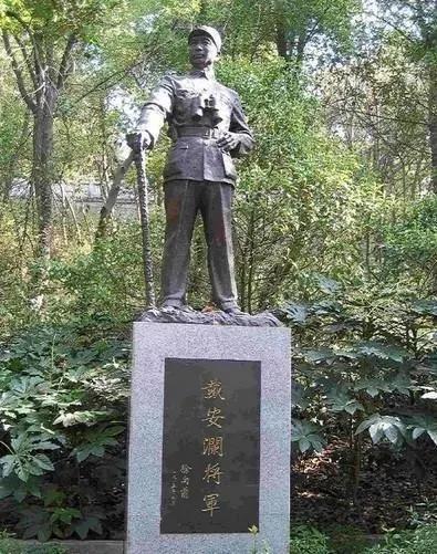 七绝·悼戴安澜将军
文/赵家镛

誓扫倭人岂爱身，他乡喋血染黄尘。
石碑耸峙精魂