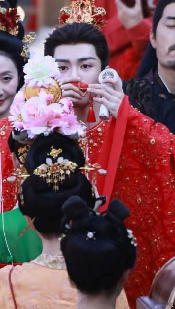 曾舜晞鹤男中式婚服 欢喜冤家终得圆满成婚，《攻玉》路透红婚服造型格外吸睛，曾舜晞