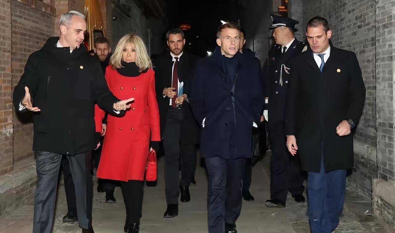 马克龙夫妇12月访华，前脚刚谈完经贸合作，后脚就钻进北京胡同，布丽吉特裹着一身红