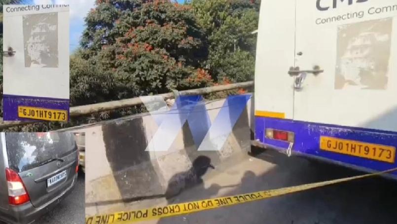 印度班加羅爾一辆运钞车遭遇抢劫，被伪装成印度官员的犯罪组织拦截。工作人员被分开控