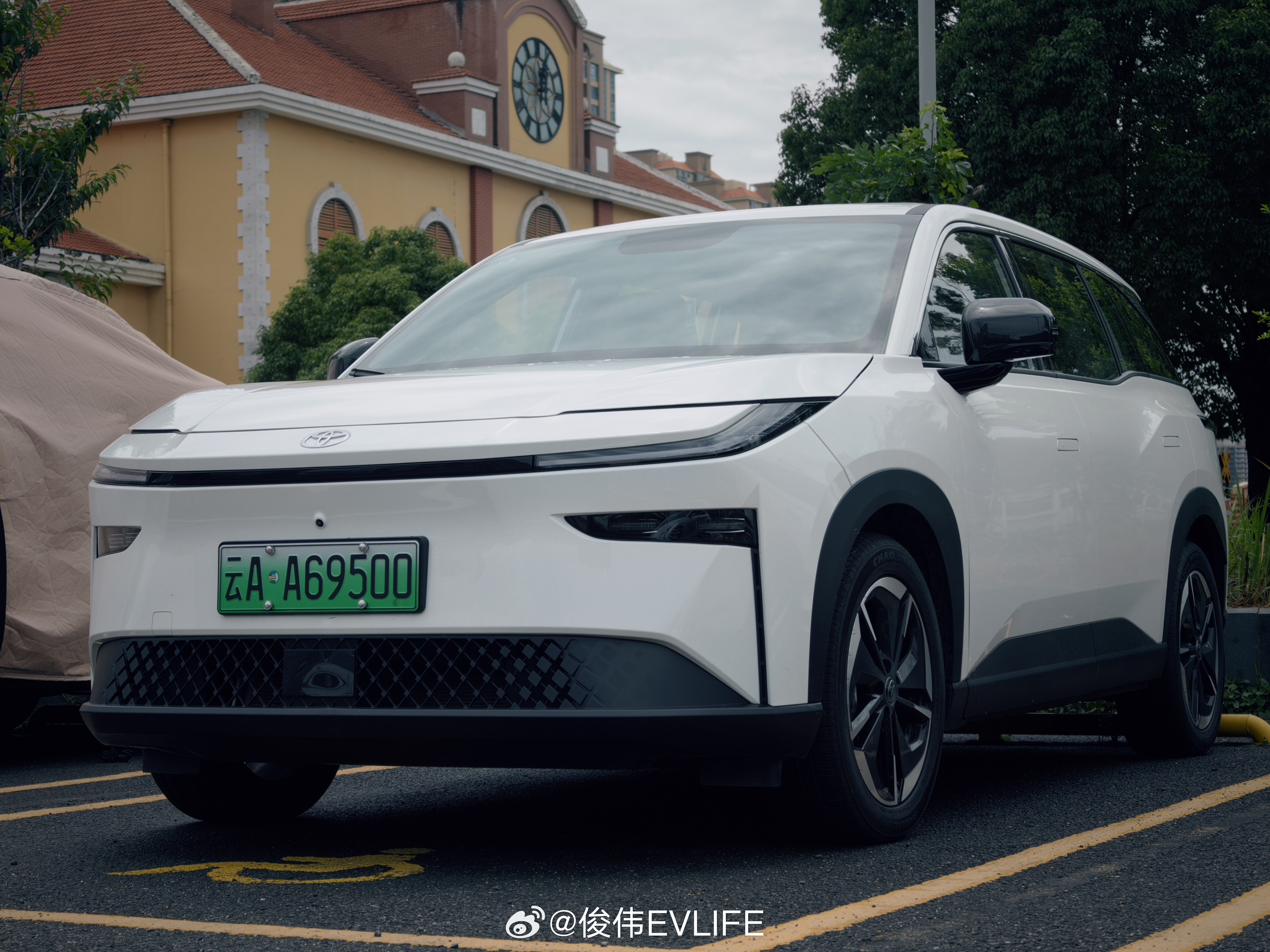 在昆明租车借了台铂智 3X 开开云南这天气就适合纯电车