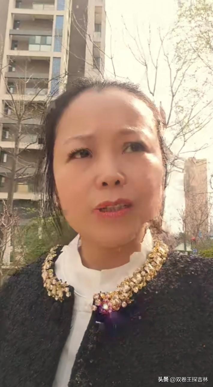 姜甲儒曾对弟弟说，对他的好是装的。
姜甲儒妈妈讲起曾经，听了令人心碎。二儿子回家